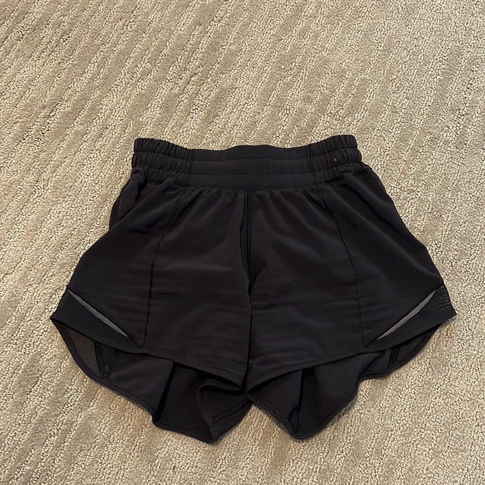 Black Lululemon hotty hot shorts 4’